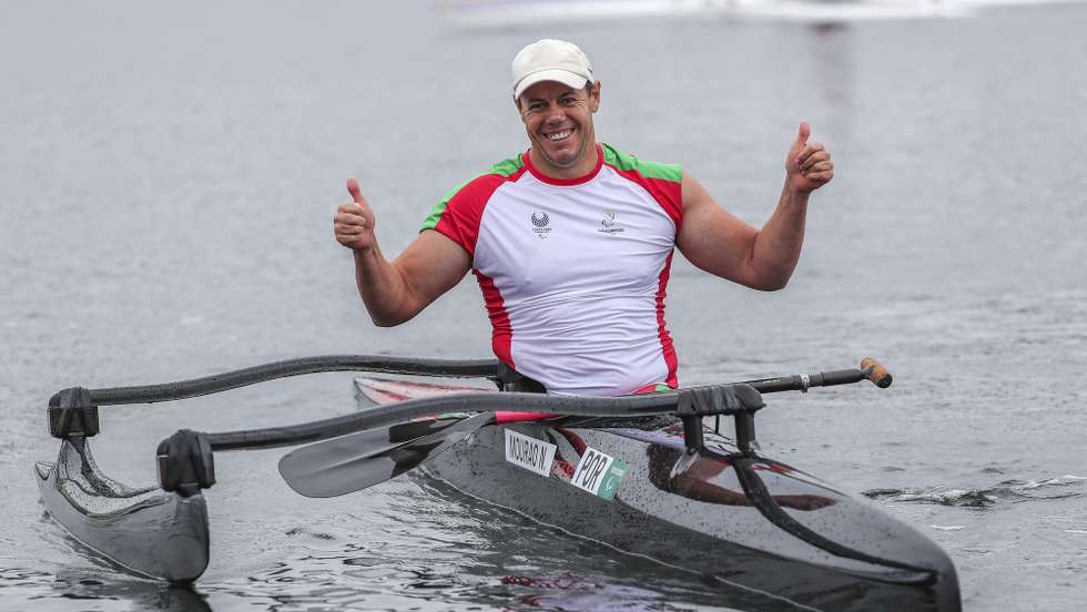 O atleta português, Norberto Mourão celebra após vencer a medalha de Bronze na prova de canoagem masculina caiaque singular VL2 -  200 metros esta manhã na pista de canoagem de Tóquio nos jogos Paralímpicos de Toquio 2020, Japão, 4 de setembro de 2021. MIGUEL A. LOPES/LUSA