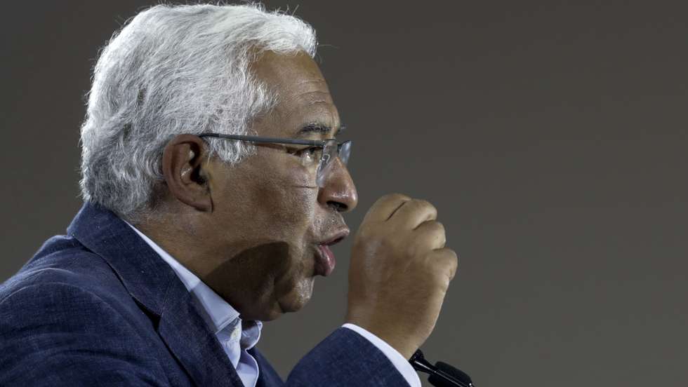 O secretário-geral do Partido Socialista (PS), António Costa, discursa no almoço/comício com o candidato à Câmara de Odivelas, Hugo Martins (ausente da imagem), no Mosteiro de Odivelas, 24 de setembro de 2021. TIAGO PETINGA/LUSA