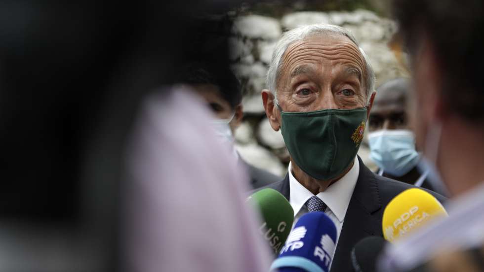 O Presidente da República, Marcelo Rebelo de Sousa, fala com os jornalistas  durante uma visita à cidade Velha, em Cabo Verde, 8 de novembro de 2021. O Presidente da República encontra-se num visita oficial de dois dias, por ocasião da tomada de posse do novo Presidente da República de Cabo Verde, José Maria Neves. ELTON MONTEIRO/LUSA