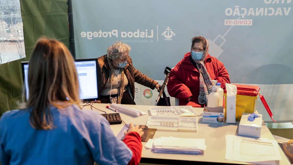 A dona Palmira (D) com 78 anos e a dona Conceição com 89 anos (C) falam com uma enfermeira antes de serem vacinadas contra a covid-19 no centro de vacinação da Ajuda em Lisboa, 03 de dezembro de 2021. (ACOMPANHA TEXTO DA LUSA) TIAGO PETINGA/LUSA