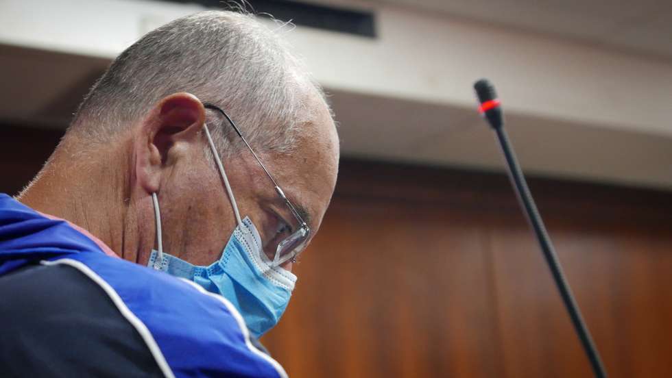 O ex-banqueiro João Rendeiro no Tribunal de Verutam, onde foi presente a um a juiz, Durban, África do Sul, 17 de dezembro de 2021. O juiz sul-africano Rajesh Parshotam decidiu esta sexta-feira que João Rendeiro fica detido provisoriamente até 10 de Janeiro e até que Portugal formalize o pedido de extradição, João Rendeiro foi preso no sábado, num hotel em Durban, na província sul-africana do KwaZulu-Natal, numa operação que resultou da cooperação entre as polícias portuguesa, angolana e sul-africana. LUÍS MIGUEL FONSECA/LUSA