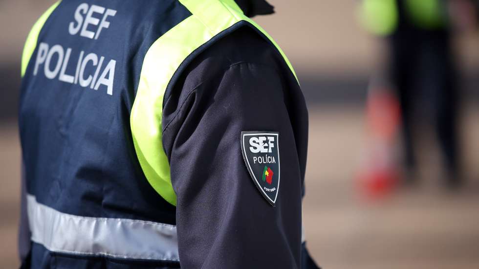 Um agente do Serviço de Estrangeiros e Fronteiras (SEF), durante uma ação de fiscalização aleatória na fronteira do Caia, controlando as entradas no país de automobilistas vindos de Espanha. Devido ao Covid-19, entraram em vigor novas medidas restritivas nas fronteiras terrestres, determinadas pelo Governo no âmbito das medidas de combate à pandemia. Elvas, 01 de dezembro de 2021. NUNO VEIGA/LUSA