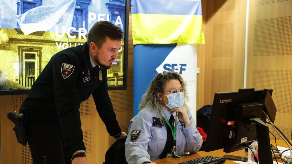 O inspetor do SEF de origem ucraniana, Vladyslav Martynyuk, faz parte do grupo de 30 Inspetores do Serviço de Estrangeiros e Fronteiras (SEF) que iniciaram este fim de semana no Aeroporto de Lisboa, em regime de voluntariado, o registo de pedidos de proteção temporária apenas para os cidadãos ucranianos que cheguem a Portugal por via aérea, no aeroporto Humberto Delgado em Lisboa, 06 de março de 2022. (ACOMPANHA TEXTO DA LUSA) TIAGO PETINGA/LUSA