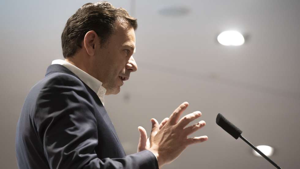 Luís Montenegro, candidato à liderança do PSD, participa no debate "Os valores da Social Democracia" - A Liderança em Debate", na 7.ª Academia de Formação Política para Mulheres do PSD, em Vila Nova de Gaia, 30 de abril de 2022. RICARDO CASTELO/LUSA