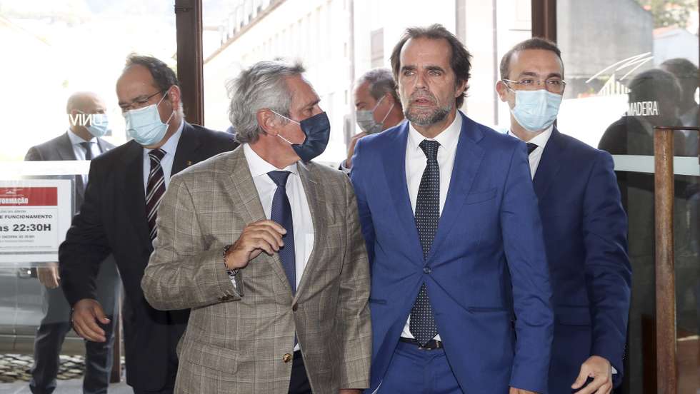 O presidente Partido Social Democrata (PSD) Madeira, Miguel Albuquerque (2-D), conversa com o presidente da Assembleia Legislativa da Madeira, José Manuel Rodrigues (2-E), acompanhado pelo líder parlamentar do PSD/Madeira, Jaime Filipe Ramos (D), à chegada para a sessão de encerramento das jornadas parlamentares do PSD/CDS-PP Madeira, no Funchal, 29 de outubro de 2021. HOMEM DE GOUVEIA/LUSA