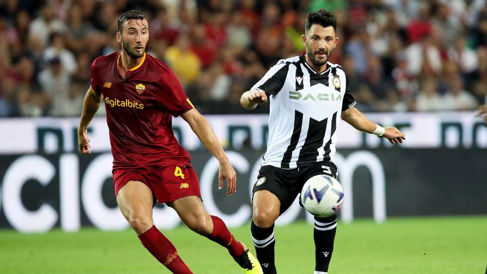 epa10160112 Udinese's Tolgay Arslan (R) and Roma's Bryan Cristante in action during the Italian Serie A soccer match Udinese Calcio vs AS Roma at the Friuli-Dacia Arena stadium in Udine, Italy, 04 September 2022.  EPA/GABRIELE MENIS