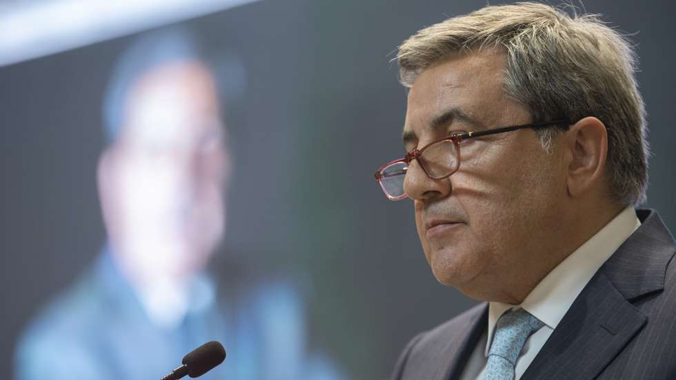 Fernando Gomes, aluno da Faculdade de Economia da Universidade do Porto (FEP) e atual presidente da Federação Portuguesa de Futebol (FPF), discursa na sessão solene do Dia da Faculdade no Salão Nobre da FEP onde recebeu o Prémio Carreira FEP 2022, Porto, 30 de maio de 2022.  RICARDO CASTELO/LUSA