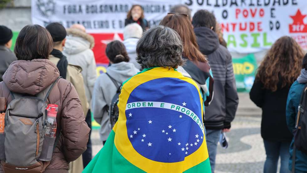 Manifestantes participam na concentração "Em defesa da democracia brasileira e apoio ao Presidente Lula", promovida pela Organizado pelo Comité Portugal Lula Presidente, em Lisboa, 15 de janeiro de 2023. ANTÓNIO COTRIM/LUSA