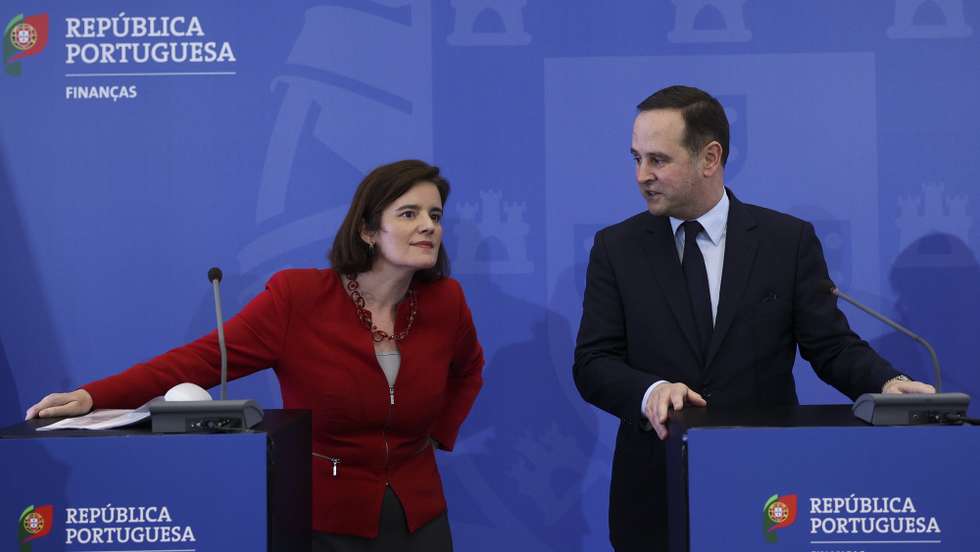 O ministro das Finanças, Fernando Medina (D), ladeado pela ministra de Estado e da Presidência, Mariana Vieira da Silva (E), durante a conferência de imprensa para apresentação das novas medidas do Governo para mitigar o aumento do custo de vida, no Ministério das Finanças, em Lisboa, 24 de março de 2023. ANTÓNIO COTRIM/LUSA