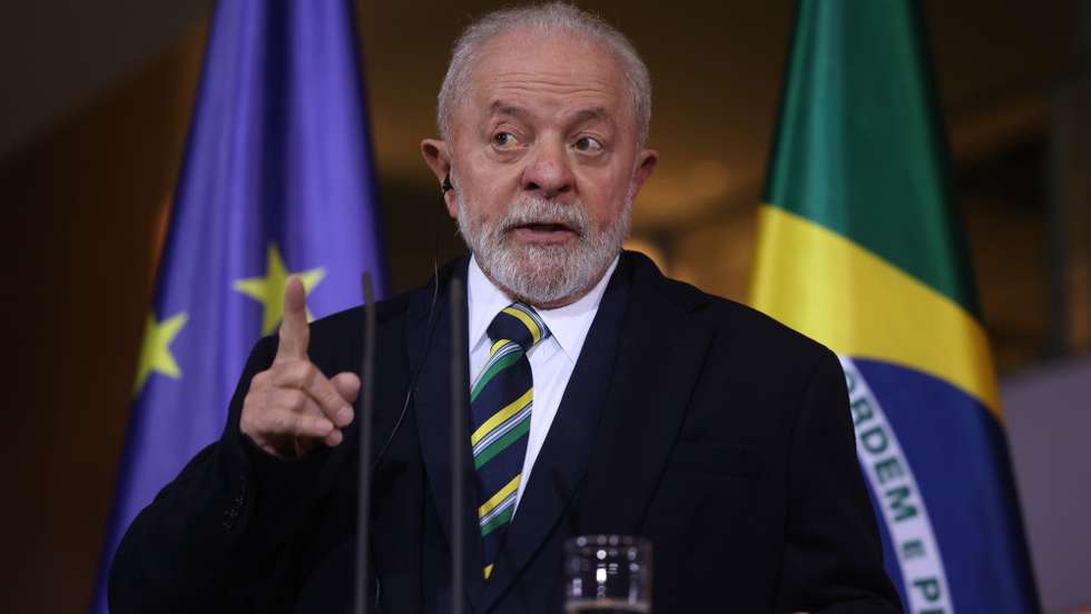 epa11010817 Brazilian President Luiz Inacio Lula da Silva during a press conference at the 2nd German-Brazilian government consultations at the Chancellery in Berlin, Germany, 04 December 2023. During his visit to Germany, Brazilian President Luiz Inacio Lula da Silva meets German President Frank-Walter Steinmeier and takes part in the 2nd German-Brazilian government consultations.  EPA/CLEMENS BILAN