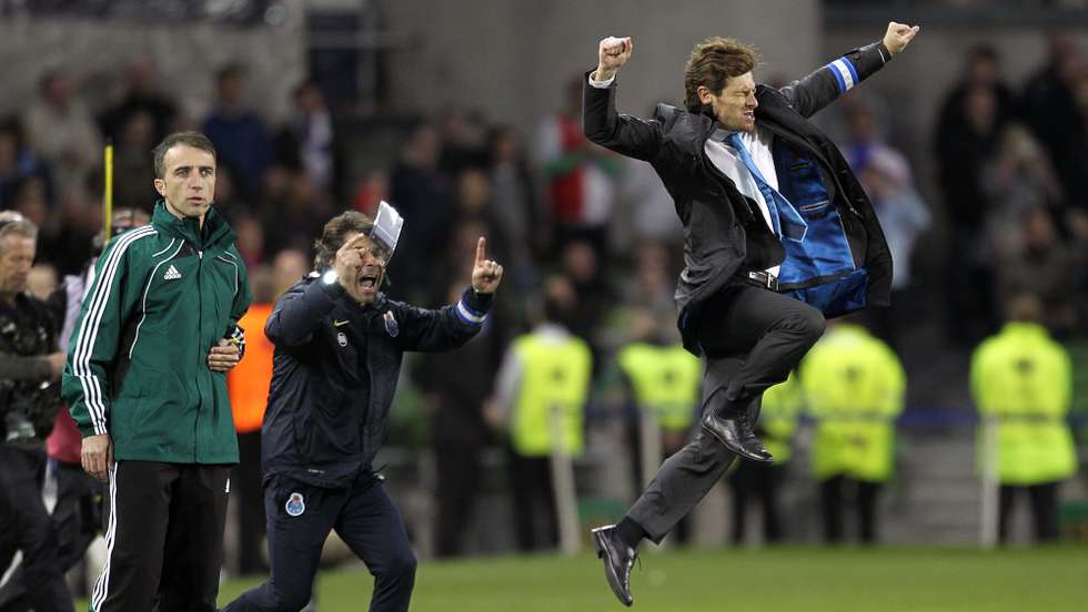 André Villas-Boas celebrou desta forma a conquista da Liga Europa em Dublin. Antes tinha ganhou Supertaça e Campeonato, depois conquistou ainda a Taça. Tudo apenas numa época