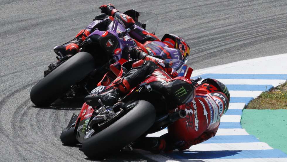 epa11306544 MotoGP Italian rider Francesco Bagnaia (R) (Ducati Lenovo Team) and Spanish rider Jorge Martin (L) (Prima Pramac Racing) during the Motorcycling Grand Prix of Spain at the Jerez-Angel Nieto circuit in Jerez de la Frontera (Cadiz), Spain, 28 April 2024.  EPA/JOSE MANUEL VIDAL