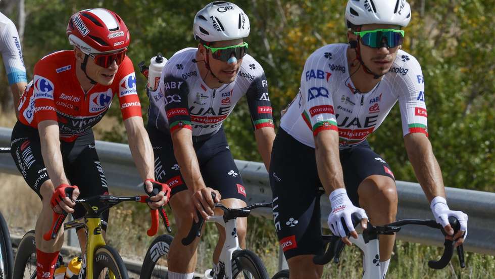 epa12371308 The cyclists, Jonas Vingegaard (L) of Visma Lease a Bike, and Joao Almeida (C) and Portuguese Nelson Filippe Oliveira of UAE Emirates, compete in the 19th stage of La Vuelta a Espana cycling race in the town of Rueda, northern Spain, 12 September 2025. The stage covers 161.9 km between Rueda and Guijuelo towns.  EPA/Javier Lizon