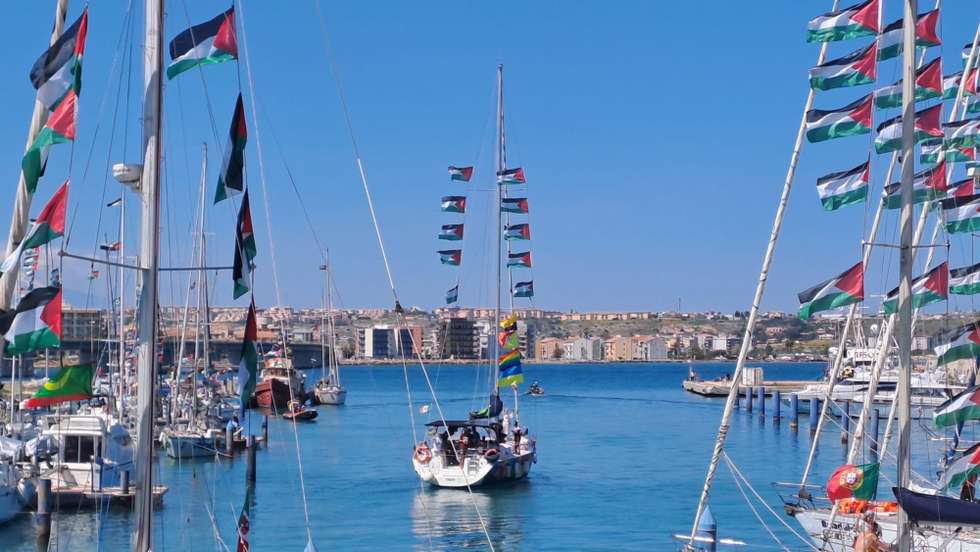 epaselect epa12915456 Vessels participating in the Global Sumud Flotilla (GSF) depart from the Port of Xiphonia in Augusta, near Syracuse, Sicily island, southern Italy, 26 April 2026. The boats are part of the 'Spring 2026 Mission,' a coordinated international effort to challenge the maritime blockade and deliver essential medical supplies to Palestinian civilians in Gaza.  EPA/ORIETTA SCARDINO