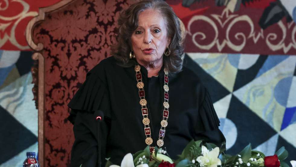 A procuradora-geral da República, Lucília Gago, discursa durante a cerimónia de posse do procurador-geral Regional de Coimbra, António Tolda Pinto, no salão nobre do Tribunal da Relação de Coimbra, 4 de janeiro de 2022. PAULO NOVAIS/LUSA