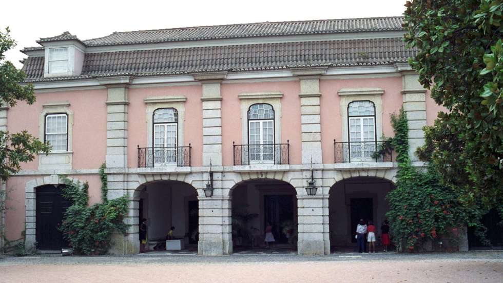 Com uma coleção com cerca de 40.000 peças, o Museu Nacional do Traje foi inaugurado em 1977 e está instalado no Palácio Angeja-Palmela, no Lumiar, numa antiga quinta de recreio de Lisboa, datada do século XVIII
