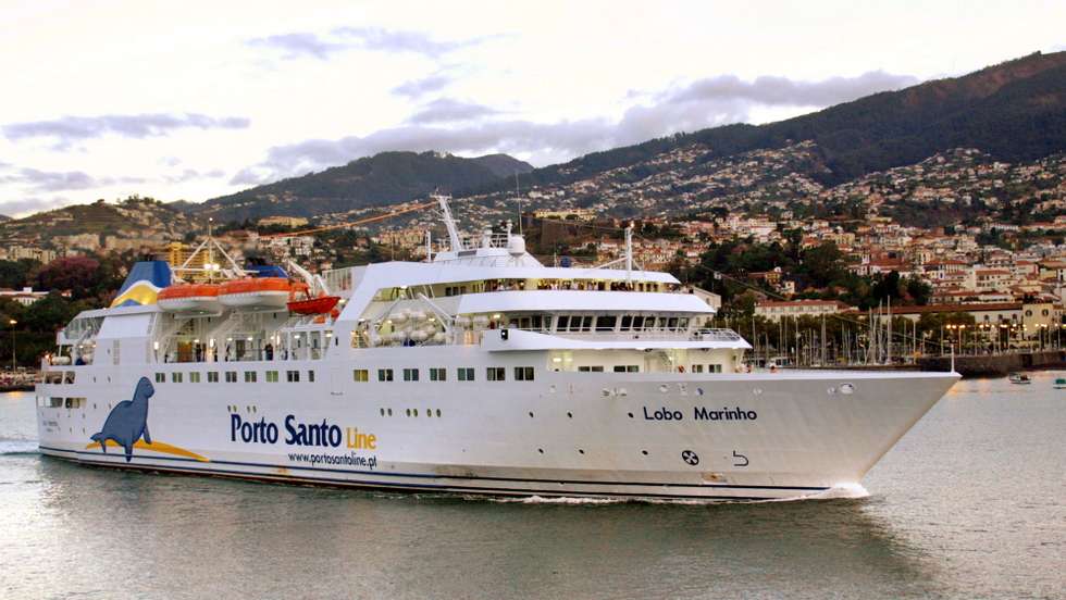 20031004:FUNCHAL:Navio Lobo Marinho, da Porto Santo Line, e o maior e principal meio de transporte maritimo entre as ilhas da Madeira e Porto Santo. FOTO HOMEM DE GOUVEIA / LUSA