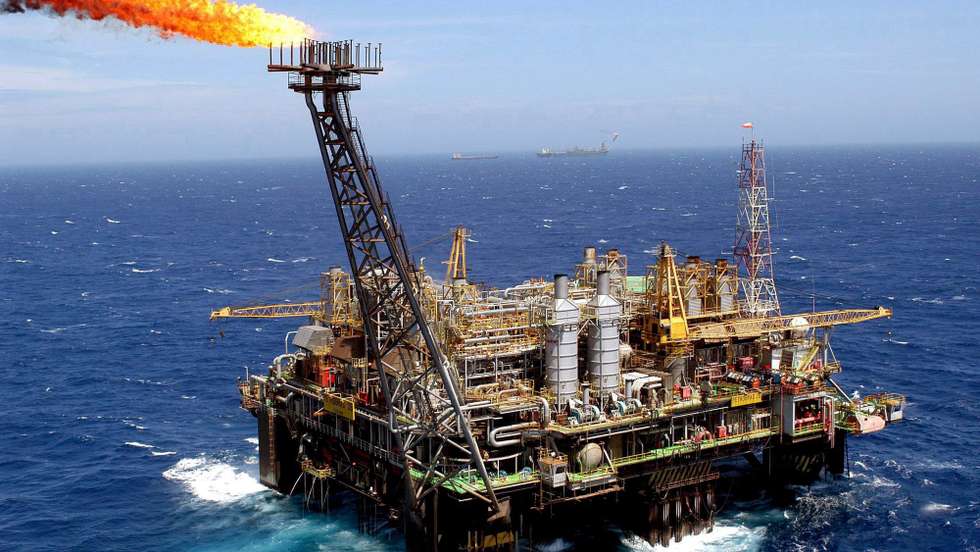 epa01514463 (FILE) A file photo dated 20 November 2003 showing the Brazilian oil company Petrobras' oil platform P-26 in Campos sea basin 175 km off Rio Janeiro coast, Brazil. The price for crude oil produced by the Organization of the Petroleum Exporting Countries (OPEC) fell below 80 dollars for the first time since October 2007 on 09 October 2008, according to data released by OPEC on Thursday. One barrel (159 litres) of OPEC crude stood at 77.38 dollars Wednesday, a decrease of 2.66 dollars from 80.04 dollars on the previous day.  EPA/MARCELO SAYAO *** Local Caption *** 00000401315022