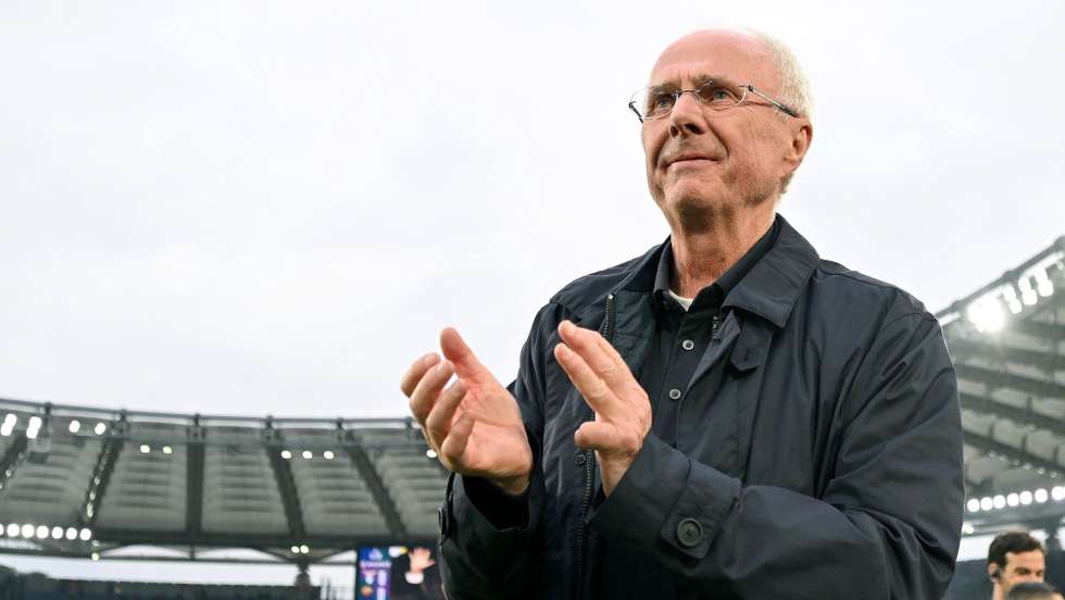 epa10532360 Former SS Lazio's coach Sven-Goran Eriksson cheers the supporters before the Italian Serie A soccer match between SS Lazio and AS Roma, in Rome, Italy, 19 March 2023.  EPA/ETTORE FERRARI