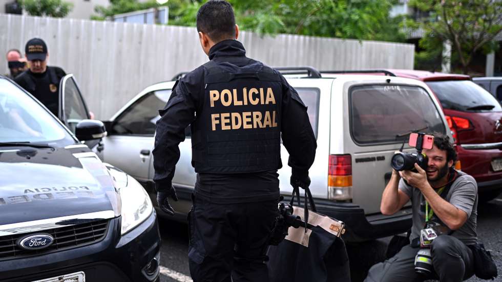 epa11136911 Federal Police agents leave the house of Brazilian former minister Augusto Heleno in Brasilia, Brazil, 08 February 2024. Brazilian Federal Police is conducting an operation against former president Bolsonaro, his ministers, and his military allies to investigate in the attempted coup d'etat on 01 January 2023.  EPA/AndrÃ© Borges