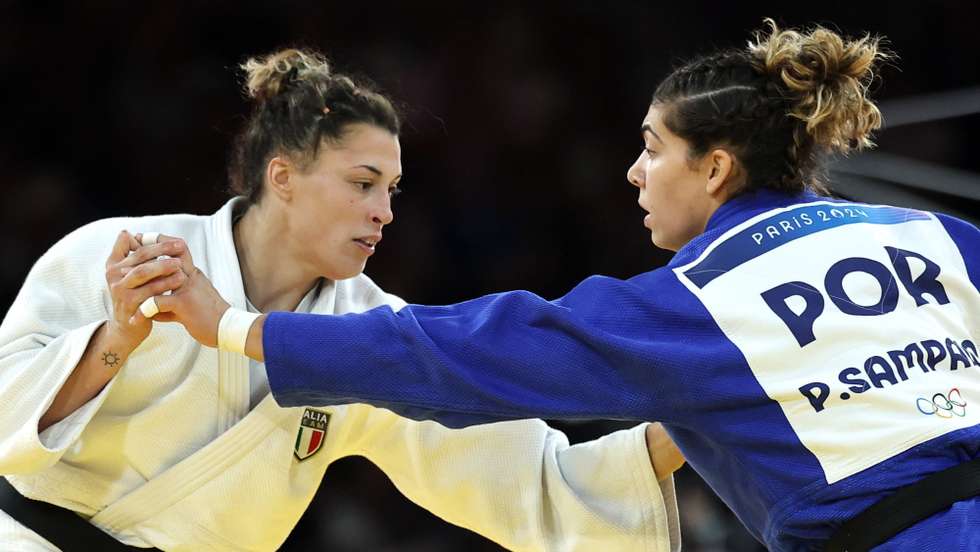 epa11515989 Alice Bellandi of Italy (white) and Patricia Sampaio of Portugal fight during the Women -78kg semi final bout of the Judo competitions in the Paris 2024 Olympic Games, at the Champs-de-Mars Arena in Paris, France, 01 August 2024.  EPA/CHRISTOPHE PETIT TESSON
