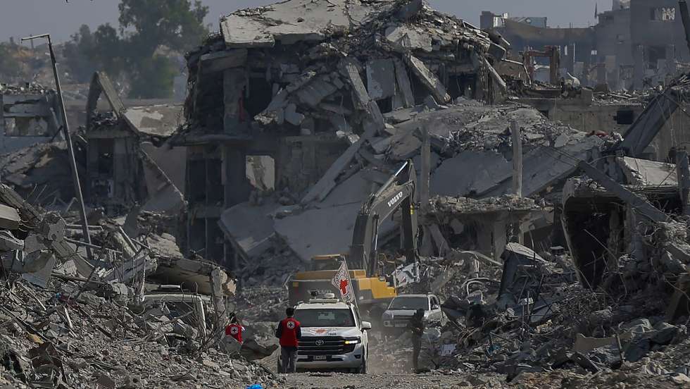epa12499086 Fighters of the Al-Qassam Brigades, the military wing of the Hamas movement, stand guard as they search for the bodies of Israeli hostages alongside Red Cross workers in the east of the Gaza Strip, 02 November 2025. As part of a US-brokered ceasefire agreement between Israel and Hamas, heavy machinery was deployed to Khan Yunis to assist in the recovery of Israeli hostage bodies.  EPA/MOHAMMED SABER