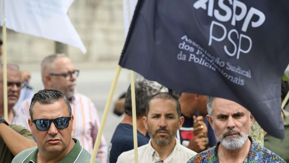 Concentração de polícias da Divisão de Investigação Criminal (DIC), convocada pela Associação Sindical dos Profissionais da Polícia (ASPP/PSP), enquanto decorre uma reunião a propósito de várias queixas de elementos do DIC do Porto, que acusam o Comando Distrital de obrigá-los a cumprirem prevenções e piquetes “sem serem pagos”, no Porto, 13 de julho de 2026. RICARDO CASTELO/LUSA
