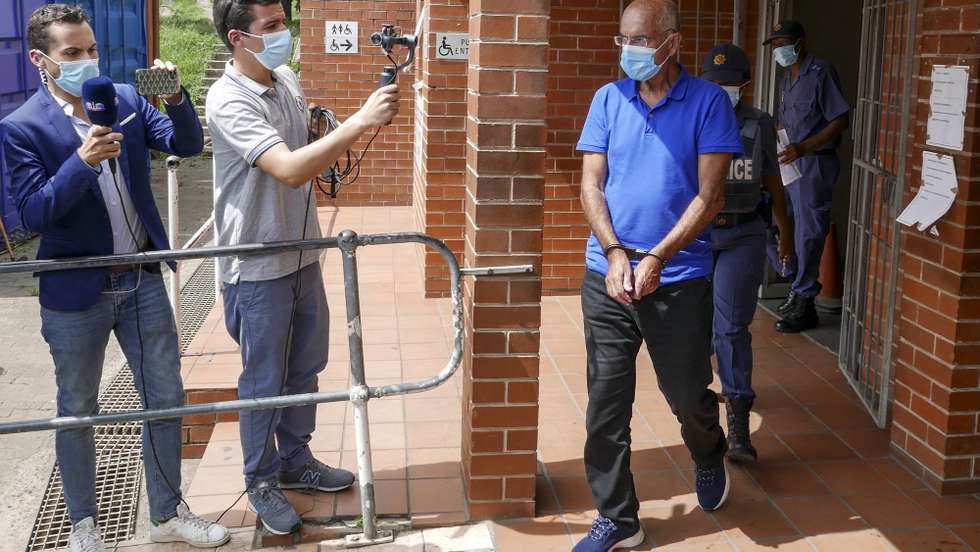 O ex-banqueiro João Rendeiro à saída de uma esquadra de polícia para ser reencaminhado para um tribunal de família, local onde será presente a um a juiz em Verulam, Durban, África do Sul 15 de dezembro de 2021. João Rendeiro foi preso no sábado, num hotel em Durban, na província sul-africana do KwaZulu-Natal, numa operação que resultou da cooperação entre as polícias portuguesa, angolana e sul-africana. LUÍS MIGUEL FONSECA/LUSA