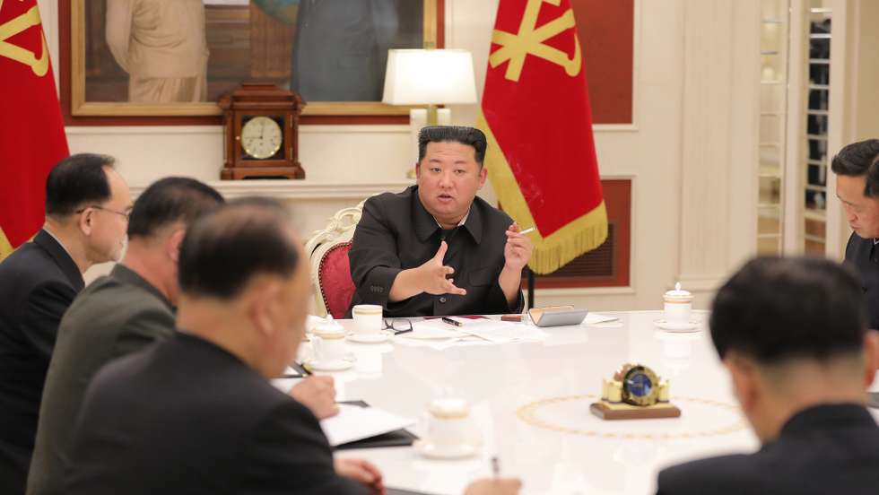 epa09954090 A photo released by the official North Korean Central News Agency (KCNA) shows North Korean leader Kim Jong Un (C) attending a meeting of the Presidium of the Political Bureau of the Central Committee of the Workers' Party of Korea (WPK) in Pyongyang, North Korea, 17 May 2022 (issued 18 May 2022).  North Korean leader Kim Jong Un has ordered nationwide lockdowns and mobilized troops to tackle the pandemic crisis since the country first disclosed the COVID-19 outbreak last week.  EPA/KCNA   EDITORIAL USE ONLY