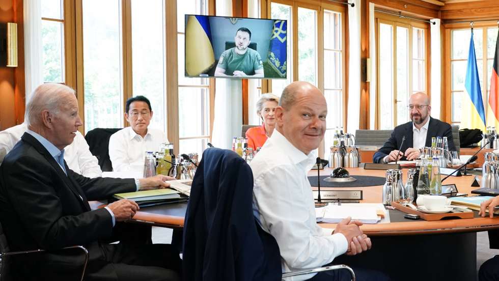 epa10036152 G7 leaders (L-R) US President Joe Biden, Japanese Prime Minister Fumio Kishida, European Commission President Ursula von der Leyen, German Chancellor Olaf Scholz, and European Council President Charles Michel listen to Ukrainian President Volodymyr Zelensky (on screen) speaking via video link during the G7 Summit at Elmau Castle in Kruen, Germany, 27 June 2022. Germany is hosting the G7 summit at Elmau Castle near Garmisch-Partenkirchen from 26 to 28 June 2022.  EPA/CLEMENS BILAN / POOL