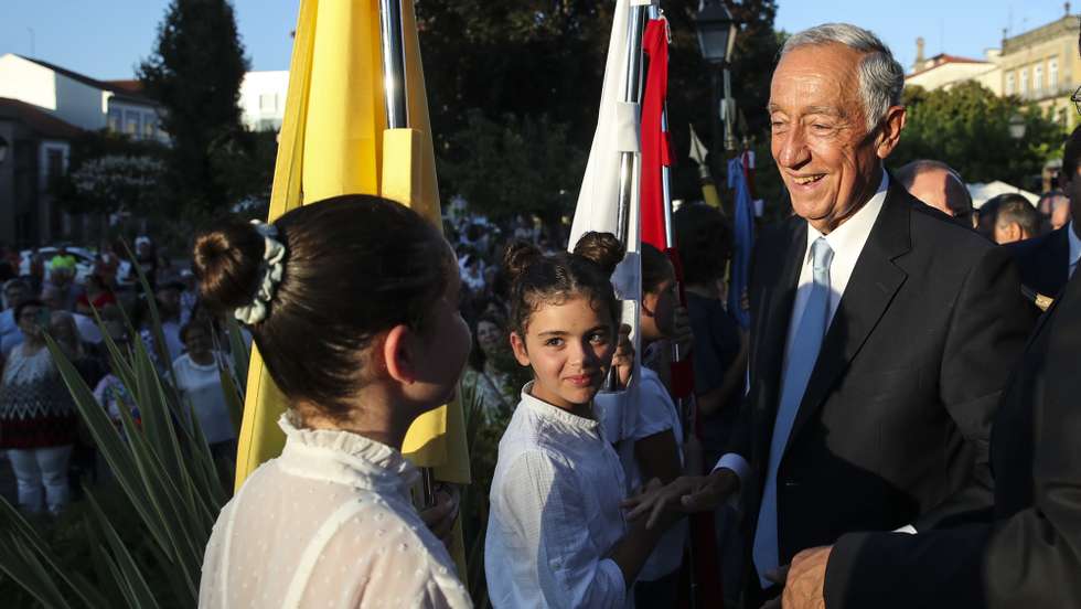 O Presidente da República, Marcelo Rebelo de Sousa (C), é cumprimentado por crianças durante a inauguração de um memorial de homenagem, de forma simbólica, aos Presidentes da República, que representaram Portugal ao longo dos últimos 48 anos, em Fafe, 22 de julho de 2022. JOSÉ COELHO/LUSA