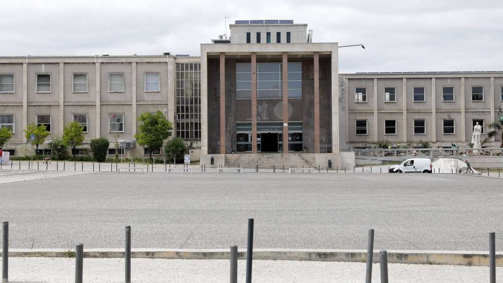 O &quot;pavilhão novo&quot;, como é conhecido na comunidade académica, servia de apoio ao edifício principal e recebia aulas de alguns cursos da faculdade e atividades dos estudantes, mas está visivelmente degradado