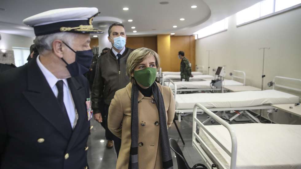 A ministra da Saúde, Marta Temido, durante a visita do polo de Lisboa do Hospital das Forças Armadas no âmbito do aumento da capacidade disponibilizada por esta unidade hospitalar, de camas de internamento e de cuidados intensivos para doentes com COVID-19, provenientes do Serviço Nacional de Saúde, Lisboa, 11 de janeiro de 2021.  ANDRÉ KOSTERS/LUSA