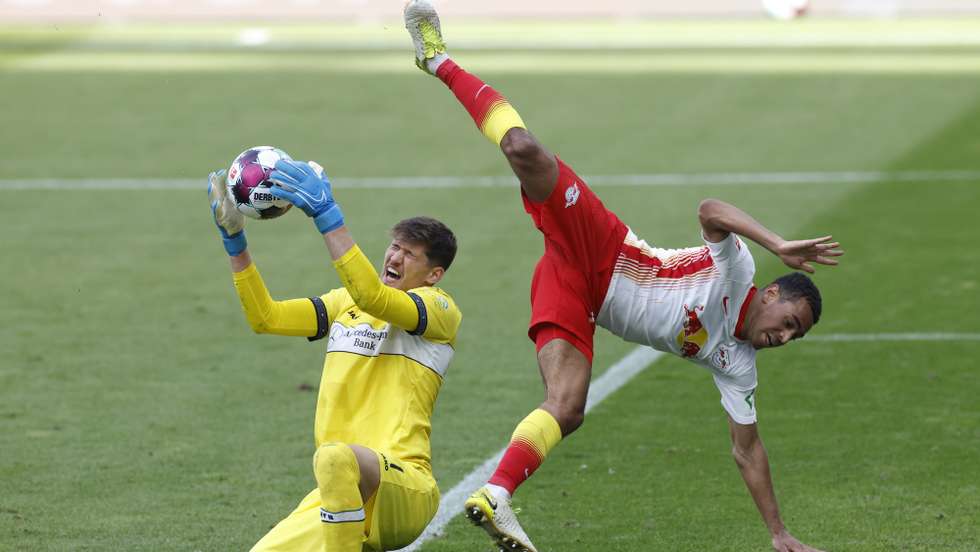 epa09158811 Stuttgart's goalkeeper Gregor Kobel (L) and Leipzig's Tyler Adams (R) in action during the German Bundesliga soccer match between RB Leipzig and VfB Stuttgart in Leipzig, Germany, 25 April 2021.  EPA/ODD ANDERSEN / POOL CONDITIONS - ATTENTION: The DFL regulations prohibit any use of photographs as image sequences and/or quasi-video.