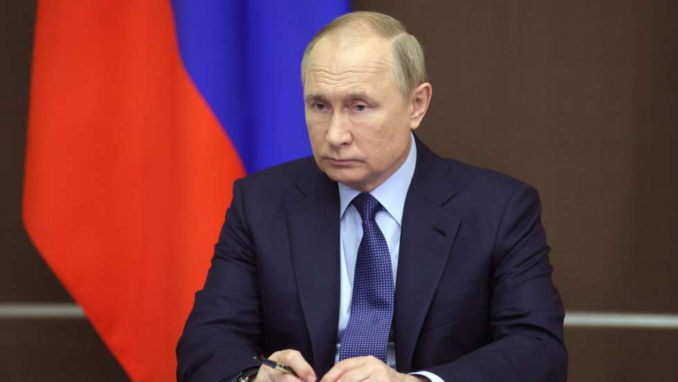 epa09600658 Russian President Vladimir Putin chairs a meeting with Russian Government members via teleconference call in the Black Sea resort of Sochi, Russia, 24 November 2021.  EPA/MIKHAIL METZEL/KREMLIN POOL/SPUTNIK / POOL MANDATORY CREDIT