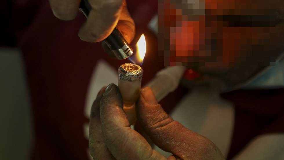 Um toxicodependente consome droga na sala de consumo vigiado instalada na zona do Vale de Alcântara, nas imediações do antigo Casal Ventoso, em Lisboa, 15 de novembro de 2021. A primeira sala de consumo vigiado de drogas do país registou, em seis meses, 862 utentes, o triplo do estimado, e já conseguiu "imprimir alguma mudança" na vida de quem a frequenta e do bairro de Lisboa onde funciona. (ACOMPANHA TEXTO DA LUSA DO DIA 20 DE NOVEMBRO DE 2021). ANTÓNIO COTRIM/LUSA