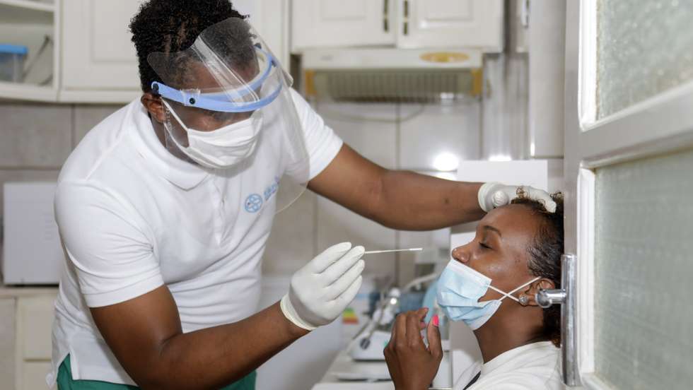 Cabo Verde está a bater todos os recordes de casos de covid-19, mas também de testes realizados, e as clínicas privadas na Praia mais que triplicaram os pedidos de diagnóstico nos últimos dias, sobretudo por motivos de viagem, Cidade da Praia, Cabo Verde, 10 de janeiro de 2022. (ACOMPANHA TEXTO DE 10/01/2022) ELTON MONTEIRO/LUSA