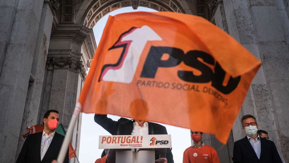 epa09715035 The President of the Social Democratic Party (PSD) and leader of the biggest opposition party, Rui Rio (C), delivers a speech during a campaign action for the Legislative Elections 2022, in Lisbon, Portugal, 28 January 2022. On 30 January more than 10 million voters living in Portugal and abroad will be registered on the electoral rolls for the choice of 230 deputies to the Portuguese Parliament.  EPA/MARIO CRUZ