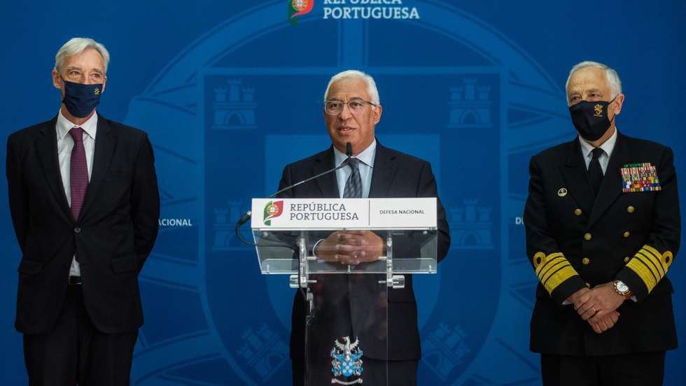 O primeiro-ministro, António Costa, acompanhado do ministro da Defesa Nacional, João Gomes Cravinho (E), e pelo Chefe do Estado-Maior-General das Forças Armadas (CEMGFA), almirante Silva Ribeiro (D), fala à comunicação social após ter participado na Cimeira extraordinária de Chefes de Estado e de Governo da NATO por videoconferência, Lisboa, 25 de fevereiro de 2022. António Costa anunciou que uma companhia do Exército português composta por 174 militares será enviada para a Roménia “nas próximas semanas”, numa altura de conflito entre a Rússia e Ucrânia. MÁRIO CRUZ/LUSA