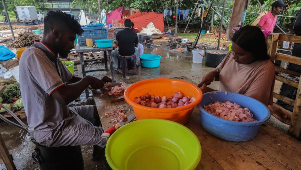 epa09981381 Protesters prepare food in the kitchen area at the makeshift camping site known as the 'Gota Go Gama' protesting village outside the Presidential Secretariat in Colombo, Sri Lanka, 27 May 2022 (issued on 28 May 2022). Fifty days ago on 09 April 2022, thousands of protesters build the makeshift camping site called 'Gota Go Gama' protesting village outside the Presidential Secretariat, calling for the resignation of the president over the alleged failure to address the nation's worsening economic crisis. Sri Lanka faces its worst economic crisis in decades due to the lack of foreign reserves, resulting in severe shortages in food, fuel, medicine, and imported goods.  EPA/CHAMILA KARUNARATHNE