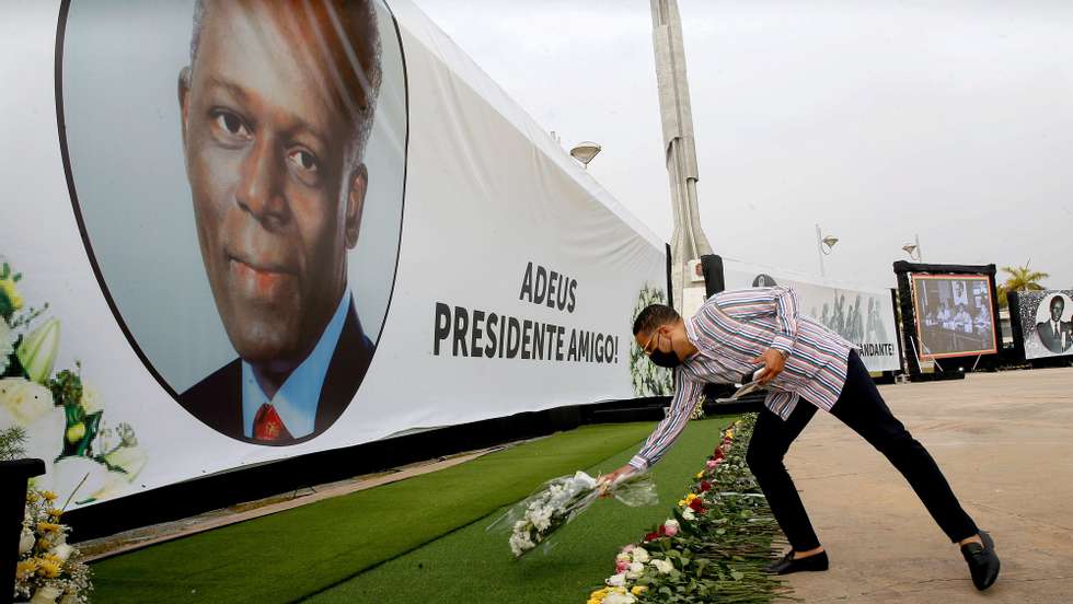 Um popular coloca flores durante o velório sem corpo presente do ex-Presidente, José Eduardo dos Santos, que se realiza na praça da República conhecida como memórial Antonio Agostinho Neto, Luanda, Angola, 11 de julho de 2022. O governo decidiu criar, em todas as províncias, locais para velórios públicos enquanto se aguarda a marcação de uma data para as exéquias do ex-chefe de Estado. AMPE ROGÉRIO/LUSA