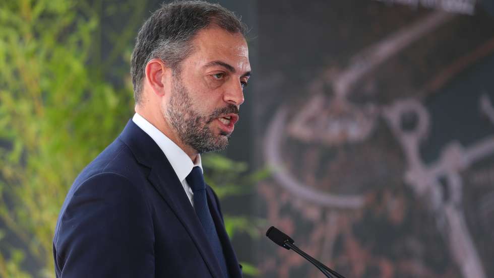 O ministro do Ambiente e da Ação Climática, Duarte Cordeiro, discursa na inauguração da Central Solar Flutuante de Alqueva, no paredão da barragem com o mesmo nome, em Portel, 15 de julho de 2022. A Central Solar Flutuante de Alqueva, “o maior parque solar flutuante” numa albufeira de barragem na Europa, um investimento de seis milhões de euros. NUNO VEIGA/LUSA