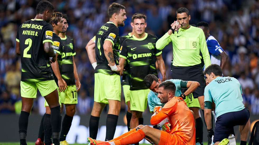 Nuno Almeida recebeu a comunicação do VAR após o primeiro golo do FC Porto e explicou a Coates que, caso não fosse golo, era penálti