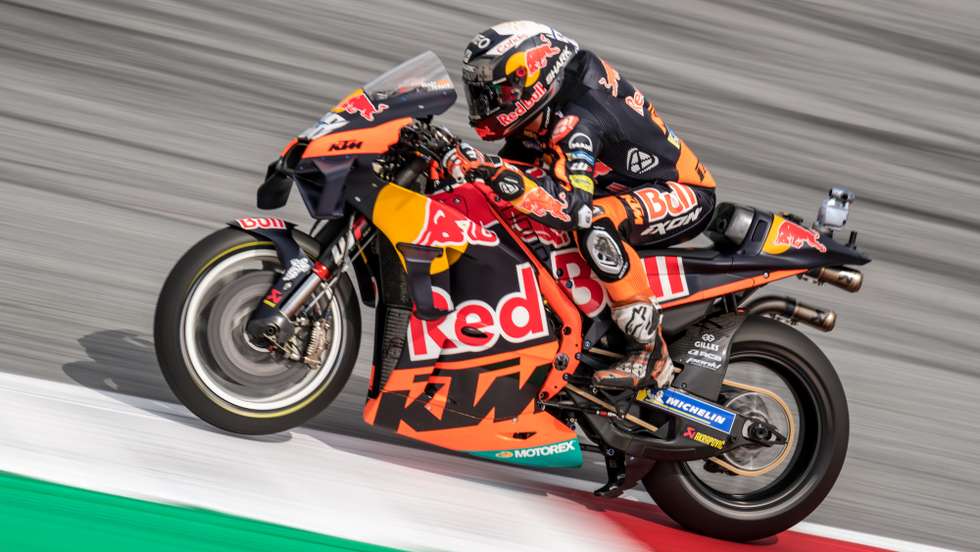 Miguel Oliveira subiu algumas posições nas voltas iniciais mas estabilizou em mais de metade da corrida no 13.º lugar antes de subir um posto no final