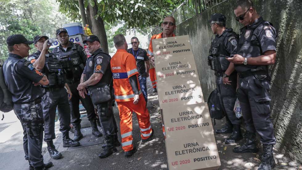 epa10218021 Employees of the Urban Cleaning Company load the ballot boxes that will be distributed to the polling stations for the elections, in Rio de Janeiro, Brazil, 01 October 2022. Brazil is preparing for a decisive election day on 02 October, in which 156,454,011 voters will be able to go to the polls to elect new political representatives. This year the positions of President of the Republic are in dispute, to whom President Jair Bolsonaro aspires for re-election and former President Luiz Inacio Lula da Silva to repeat his mandate, in addition to electing 27 governors, 27 senators, 513 federal deputies, 1,035 state deputies and 24 district deputies.  EPA/ANDRE COELHO
