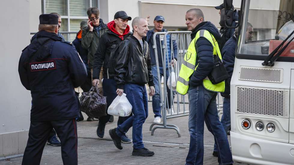 epa10209553 Russian conscripted men get on a bus at a recruiting office during Russia's partial military mobilization, in Moscow, Russia, 27 September 2022. Russian President Putin announced in a televised address to the nation on 21 September, that he signed a decree on partial mobilization in the Russian Federation due to the conflict in Ukraine. Russian Defense Minister Shoigu said that 300,000 people would be called up for service as part of the move. On 24 February 2022 Russian troops entered the Ukrainian territory in what the Russian president declared a 'Special Military Operation', starting an armed conflict that has provoked destruction and a humanitarian crisis.  EPA/YURI KOCHETKOV