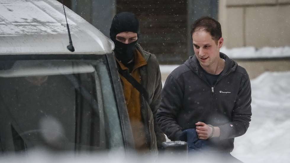 epa11105056 US journalist Evan Gershkovich (R) is escorted from the Lefortovsky Court building in Moscow, Russia, 26 January 2024. A Moscow court will decide on January 26 whether to extend the pre-trial detention of detained Wall Street Journal reporter Evan Gershkovich, who was detained last March on spying charges during a reporting trip to the Urals.  EPA/YURI KOCHETKOV