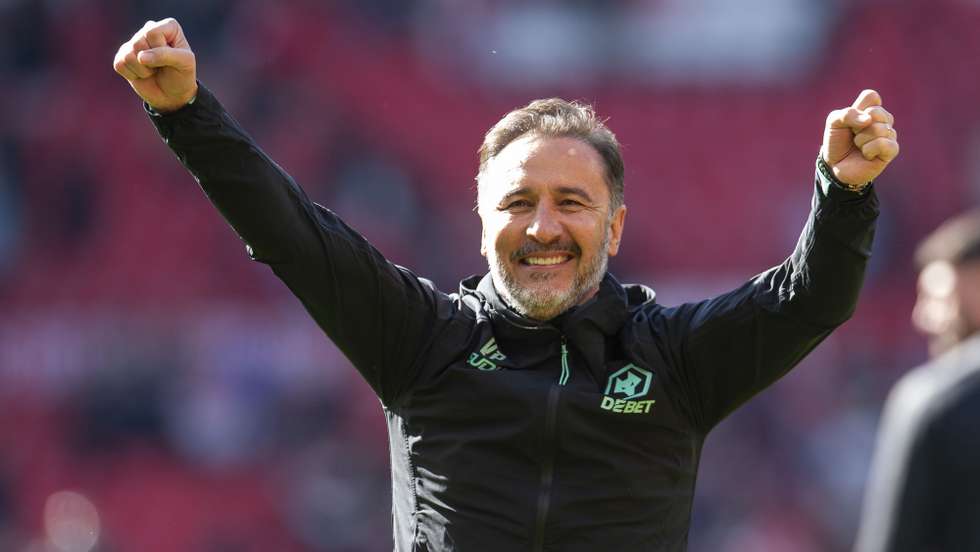 epa12042875 Vitor Pereira manager of Wolverhampton Wanderers celebrates his teams victory after the English Premier League match between Manchester United and Wolverhampton Wanderers in Manchester, Great Britain, 20 April 2025.  EPA/PETER POWELL EDITORIAL USE ONLY. No use with unauthorized audio, video, data, fixture lists, club/league logos, 'live' services or NFTs. Online in-match use limited to 120 images, no video emulation. No use in betting, games or single club/league/player publications.