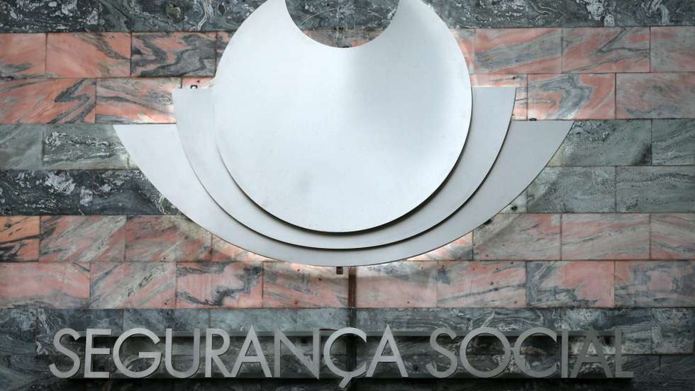 Logotipo no novo edifício sede do Instituto da Segurança Social