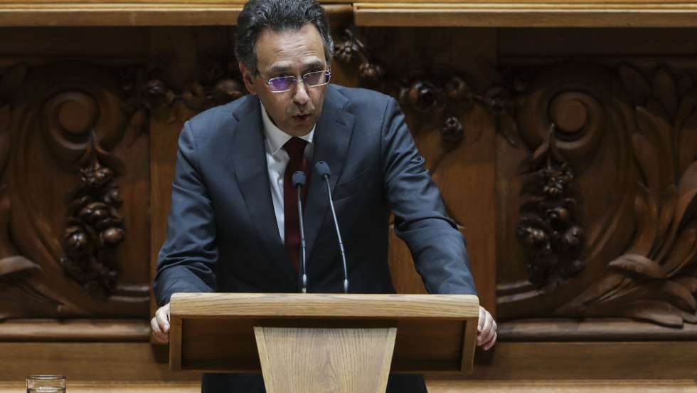 O deputado do PS, Porfírio Silva, intervém no debate parlamentar de interpelação ao Governo requerida pelo PS, sobre "Respostas do Estado Social à Pandemia causada pelo vírus SARS-CoV-2", na Assembleia da República, em Lisboa, 28 de maio de 2020. MIGUEL A. LOPES/LUSA